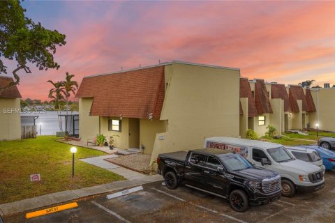 Adosado en Pembroke Pines, Florida 4 dormitorios, 150.13 m2 № 2056445