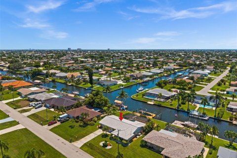House in Cape Coral, Florida 3 bedrooms, 139.91 sq.m. № 2219818