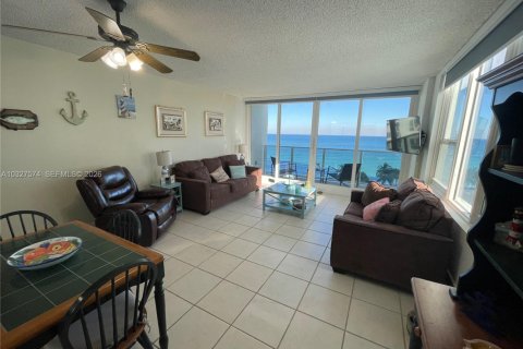 Condominio en alquiler en Hollywood, Florida, 2 dormitorios, 104.05 m2 № 2184717 - foto 4