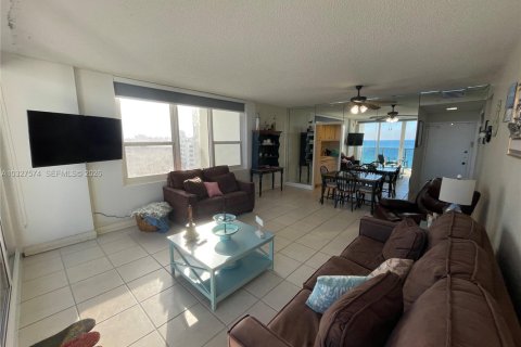 Condominio en alquiler en Hollywood, Florida, 2 dormitorios, 104.05 m2 № 2184717 - foto 3