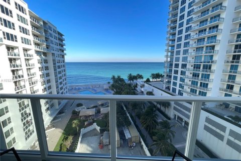 Condominio en alquiler en Hollywood, Florida, 2 dormitorios, 104.05 m2 № 2184717 - foto 9
