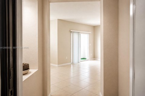 Copropriété à louer à Doral, Floride: 2 chambres, 104.14 m2 № 2153982 - photo 2