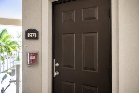 Condo à Doral, Floride, 2 chambres  № 2153982