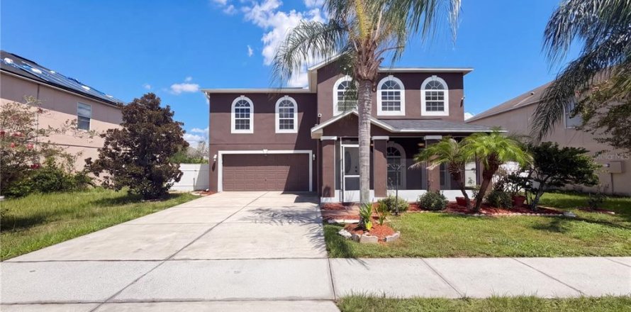 House in Winter Haven, Florida 5 bedrooms, 348.94 sq.m. № 2315155