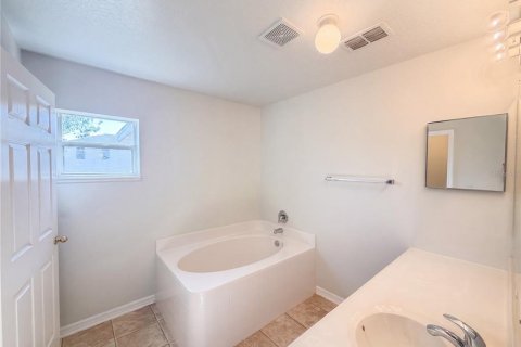 House in Winter Haven, Florida 5 bedrooms, 348.94 sq.m. № 2315155 - photo 18