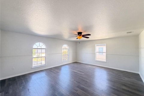 House in Winter Haven, Florida 5 bedrooms, 348.94 sq.m. № 2315155 - photo 11