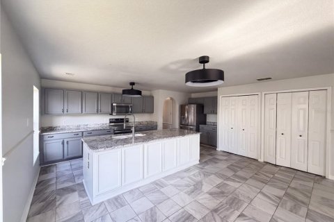 House in Winter Haven, Florida 5 bedrooms, 348.94 sq.m. № 2315155 - photo 9