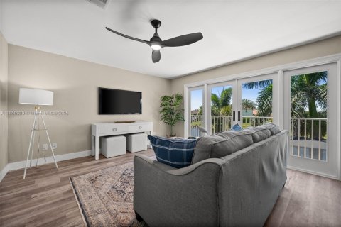 House in Cape Coral, Florida 4 bedrooms, 274.06 sq.m. № 1874165 - photo 18