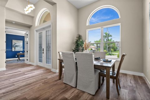 House in Cape Coral, Florida 4 bedrooms, 274.06 sq.m. № 1874165 - photo 8