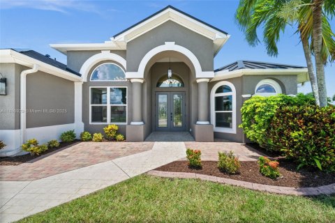 House in Cape Coral, Florida 4 bedrooms, 274.06 sq.m. № 1874165 - photo 6