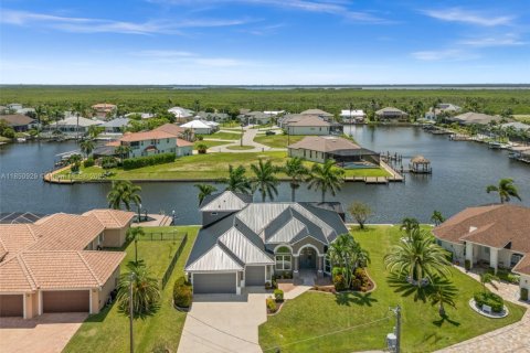 House in Cape Coral, Florida 4 bedrooms, 274.06 sq.m. № 1874165 - photo 1