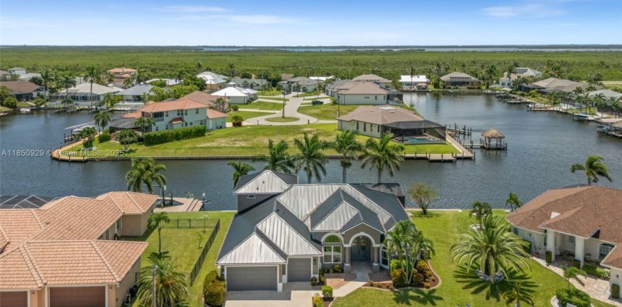 House in Cape Coral, Florida 4 bedrooms, 274.06 sq.m. № 1874165