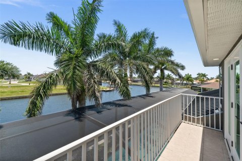 House in Cape Coral, Florida 4 bedrooms, 274.06 sq.m. № 1874165 - photo 21