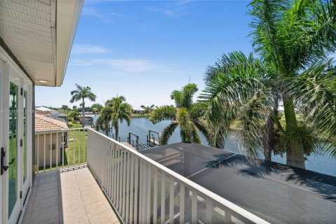 House in Cape Coral, Florida 4 bedrooms, 274.06 sq.m. № 1874165 - photo 22