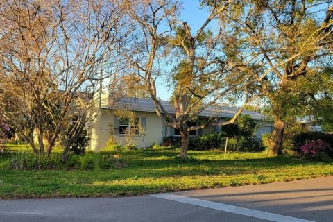 House in Saint Petersburg, Florida 3 bedrooms, 156.82 sq.m. № 1631907 - photo 1