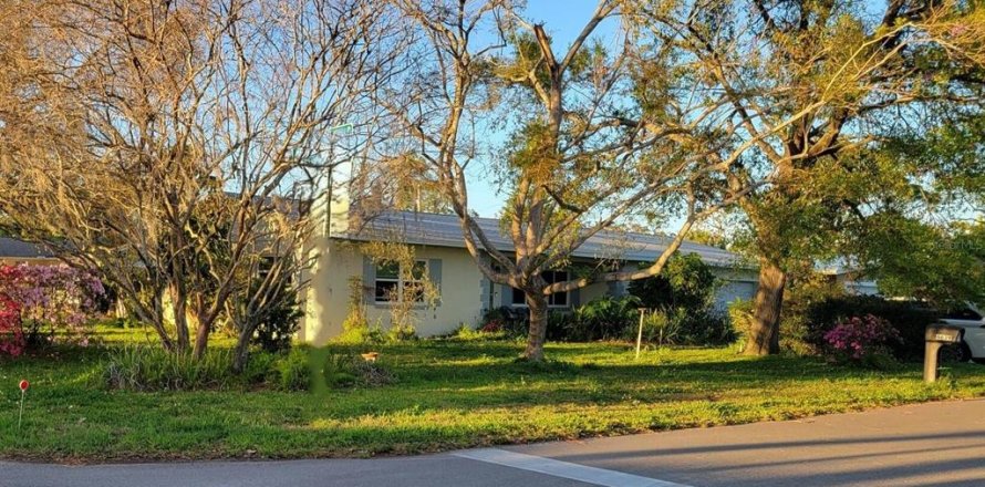House in Saint Petersburg, Florida 3 bedrooms, 156.82 sq.m. № 1631907