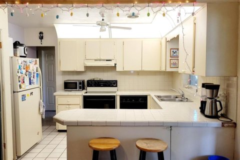 House in Saint Petersburg, Florida 3 bedrooms, 156.82 sq.m. № 1631907 - photo 10