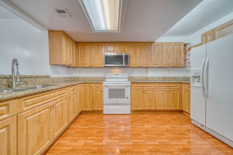 Condo in Miami, Florida, 2 bedrooms  № 2031950 - photo 8