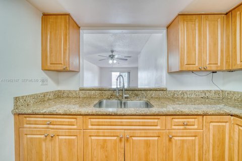 Condo in Miami, Florida, 2 bedrooms  № 2031950 - photo 11