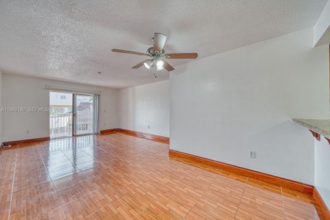 Condo in Miami, Florida, 2 bedrooms  № 2031950 - photo 13