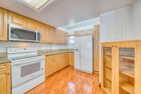 Condo in Miami, Florida, 2 bedrooms  № 2031950 - photo 10
