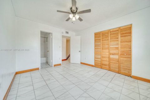 Condo in Miami, Florida, 2 bedrooms  № 2031950 - photo 18