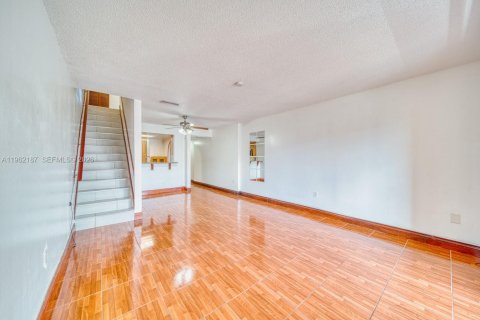 Condo in Miami, Florida, 2 bedrooms  № 2031950 - photo 2