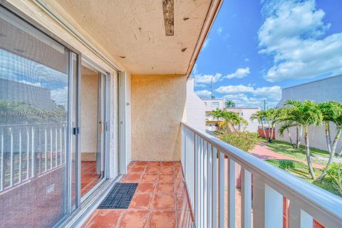 Condo in Miami, Florida, 2 bedrooms  № 2031950 - photo 14