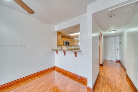 Condo in Miami, Florida, 2 bedrooms  № 2031950 - photo 12