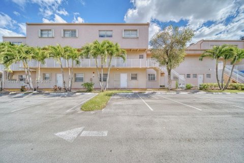 Condo in Miami, Florida, 2 bedrooms  № 2031950 - photo 23