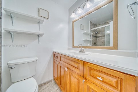 Condo in Miami, Florida, 2 bedrooms  № 2031950 - photo 15