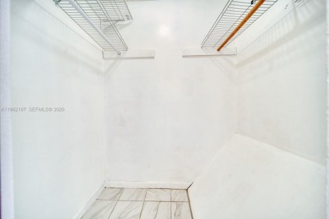 Condo in Miami, Florida, 2 bedrooms  № 2031950 - photo 20