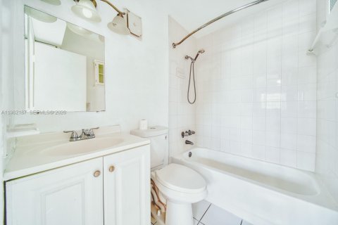 Condo in Miami, Florida, 2 bedrooms  № 2031950 - photo 17