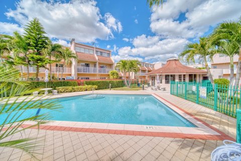 Condo in Miami, Florida, 2 bedrooms  № 2031950 - photo 7