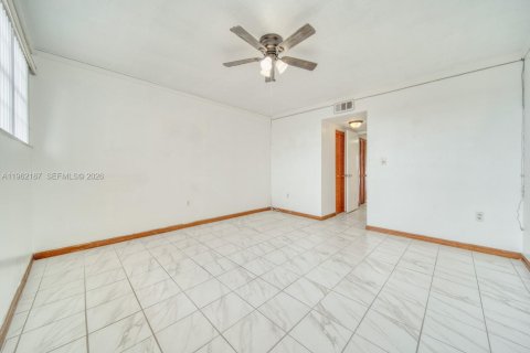 Condo in Miami, Florida, 2 bedrooms  № 2031950 - photo 19