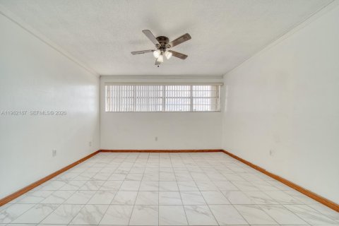 Condo in Miami, Florida, 2 bedrooms  № 2031950 - photo 6
