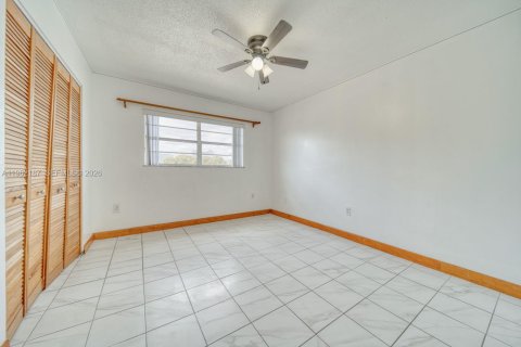 Condo in Miami, Florida, 2 bedrooms  № 2031950 - photo 4