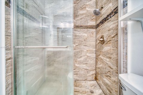 Condo in Miami, Florida, 2 bedrooms  № 2031950 - photo 16