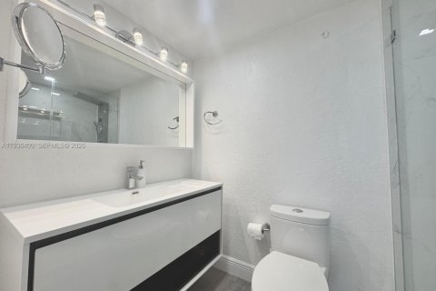 Condo in Hollywood, Florida, 1 bedroom № 1994370 - photo 26