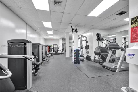 Condo in Hollywood, Florida, 1 bedroom № 1994370 - photo 19