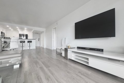 Condo in Hollywood, Florida, 1 bedroom № 1994370 - photo 28