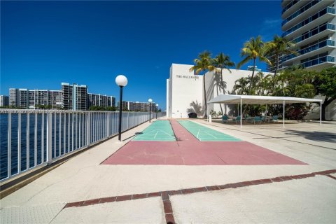 Condo in Hollywood, Florida, 1 bedroom № 1994370 - photo 18