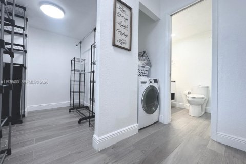 Condo in Hollywood, Florida, 1 bedroom № 1994370 - photo 27