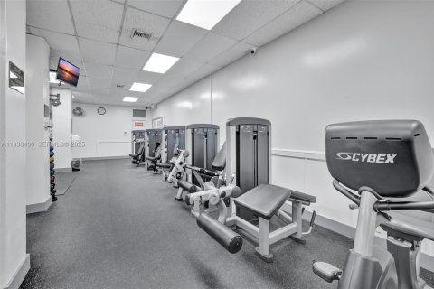 Condo in Hollywood, Florida, 1 bedroom № 1994370 - photo 21