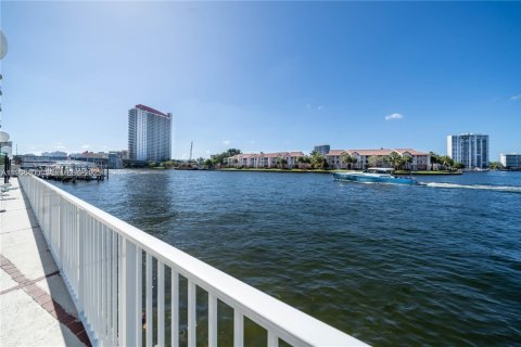 Condo in Hollywood, Florida, 1 bedroom № 1994370 - photo 16