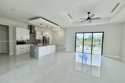 House in Cape Coral, Florida 4 bedrooms, 197.7 sq.m. № 1938874 - photo 3