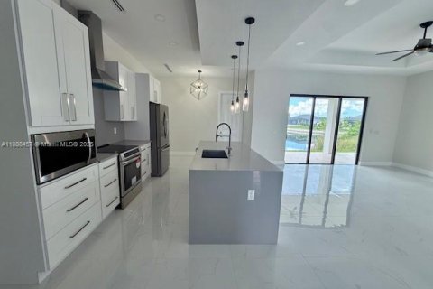 House in Cape Coral, Florida 4 bedrooms, 197.7 sq.m. № 1938874 - photo 4