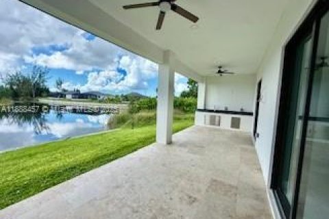 House in Cape Coral, Florida 4 bedrooms, 197.7 sq.m. № 1938874 - photo 12