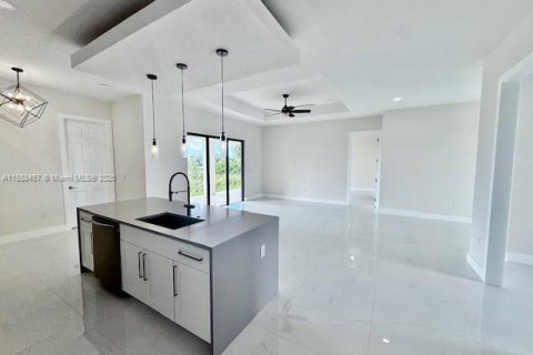 House in Cape Coral, Florida 4 bedrooms, 197.7 sq.m. № 1938874 - photo 5
