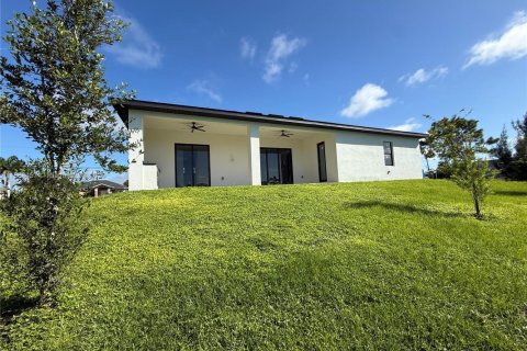 House in Cape Coral, Florida 4 bedrooms, 197.7 sq.m. № 1938874 - photo 15